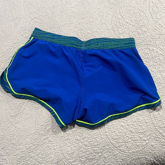 Under Armour Size Small women’s semi fitted running short - Picture 2 of 3